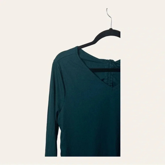 1286. WHITE BIRCH LONG SLEEVE TOP KEYHOLE AND TIE IN BACK SIZE XLARGE - Picture 3 of 9